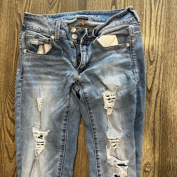 American Eagle Crop Jeans Ripped Super Stretch Denim Whisker Medium Wash Size 6 - Picture 3 of 11